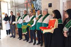 آیین پرچم‌گردانی بارگاه ملکوتی مطهر امام رضا (ع) با حضور خادمان حرم رضوی، روز سه شنبه یازدهم دیماه 1403 در بیمارستان ابن سینا برگزار شد